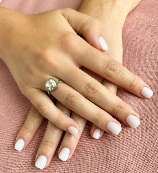 THIN TWISTED RING WITH STONE