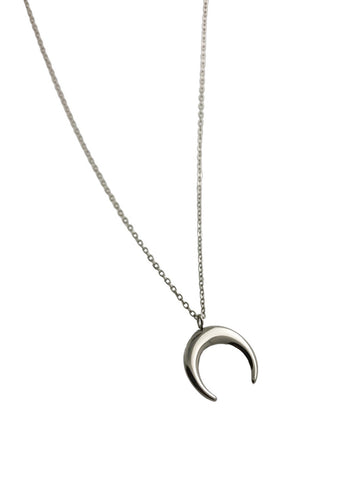 NECKLACE WITH HALF MOON DESIGN